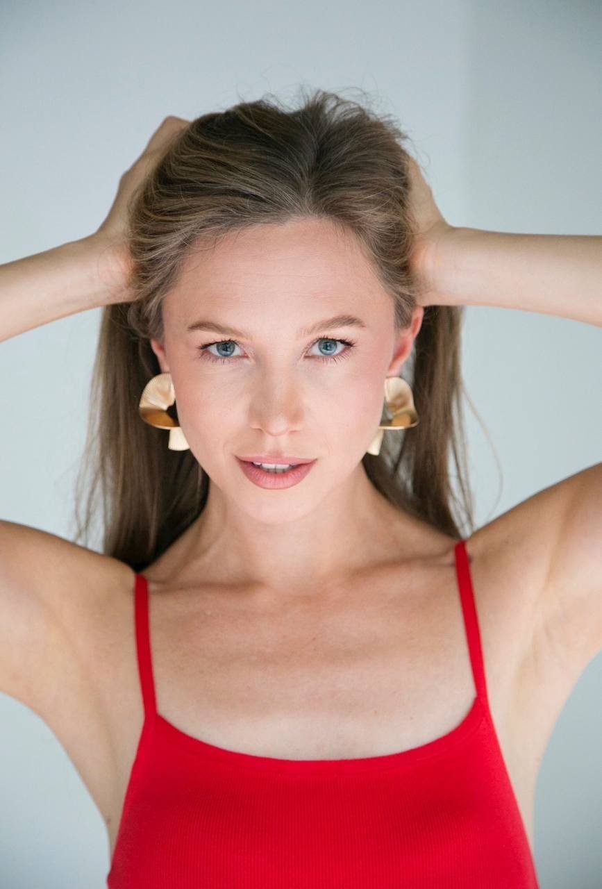 Yana Goryunova portfolio image 5 - profile modeling